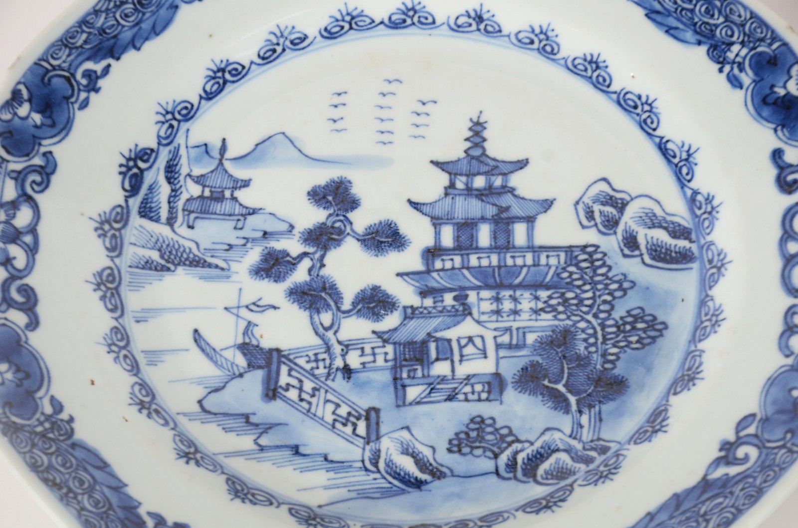 Seis antigos pratos de porcelana Macau em azul e branco decorados com... - foto 4 de 11