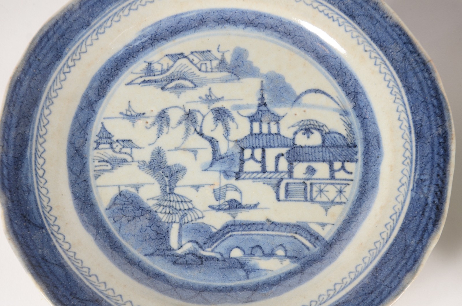 Seis antigos pratos de porcelana Macau em azul e branco decorados com... - foto 5 de 11