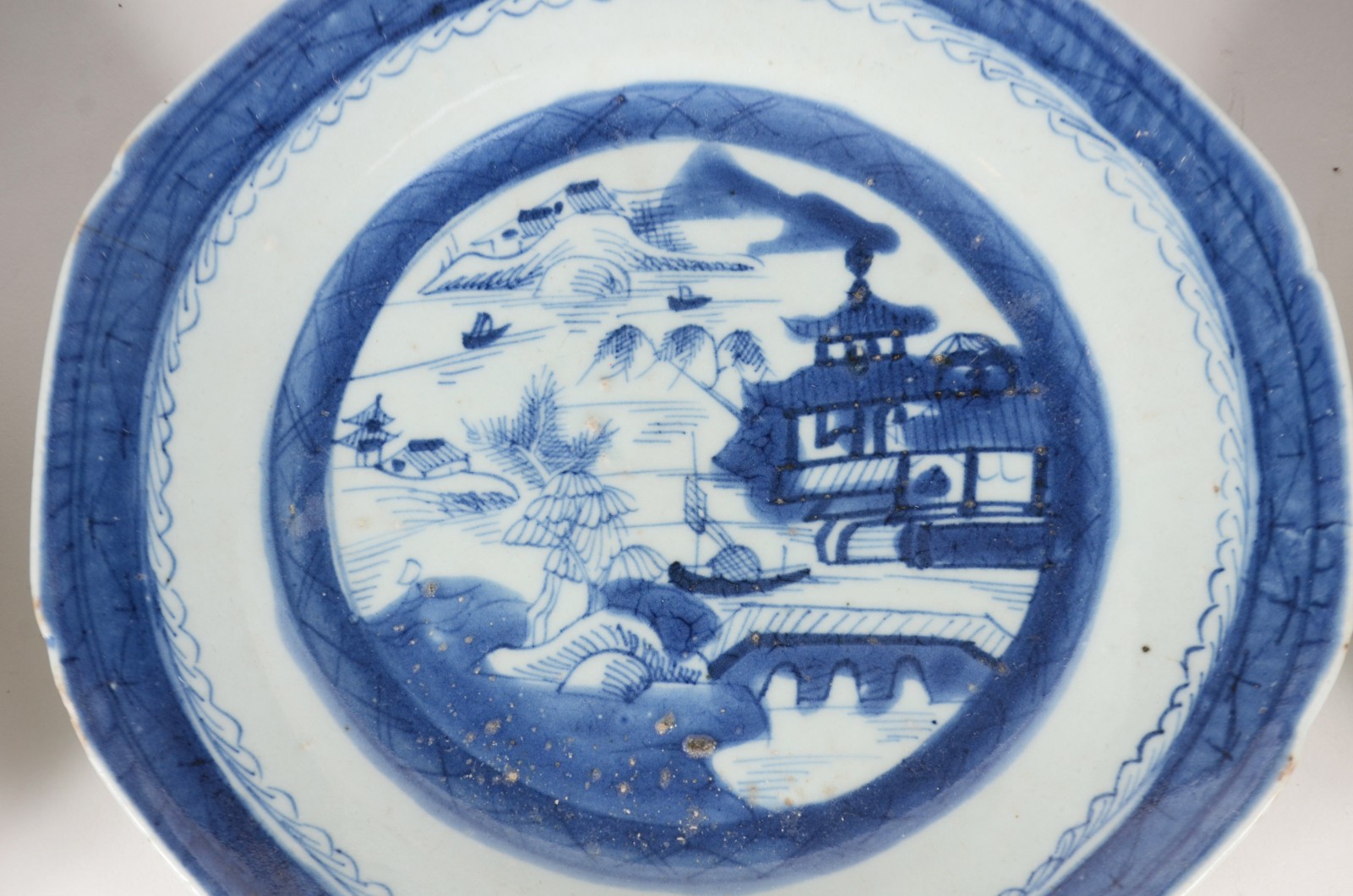 Seis antigos pratos de porcelana Macau em azul e branco decorados com... - foto 6 de 11