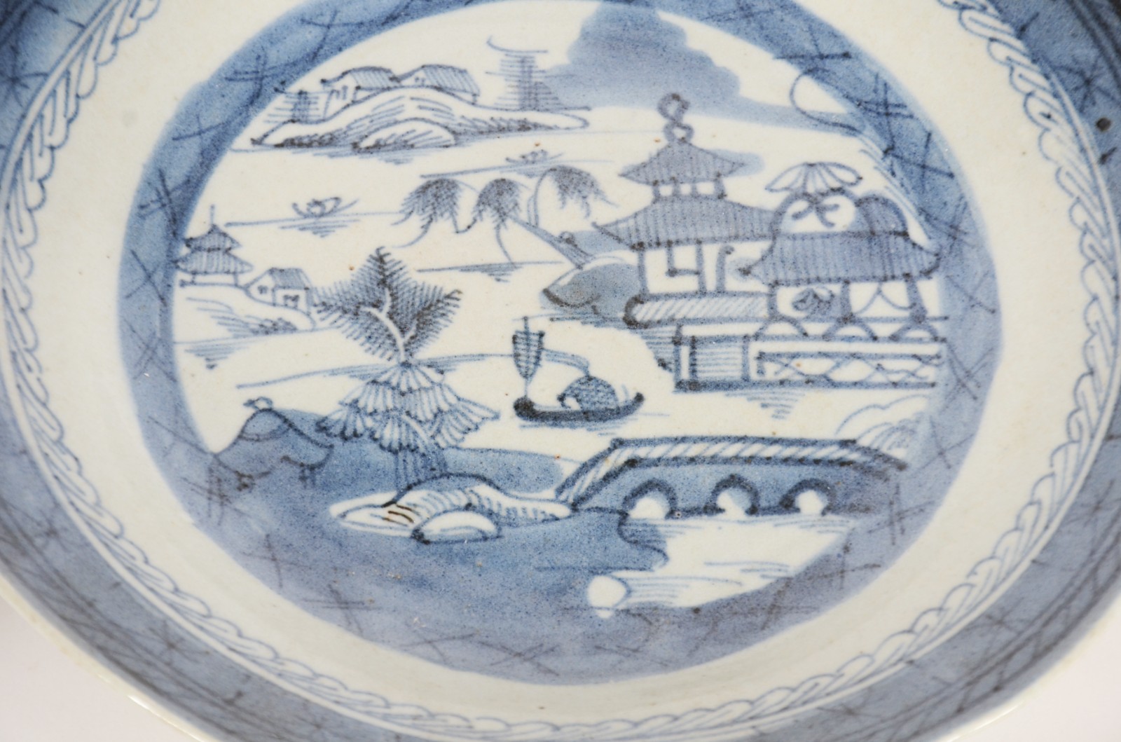 Seis antigos pratos de porcelana Macau em azul e branco decorados com... - foto 7 de 11