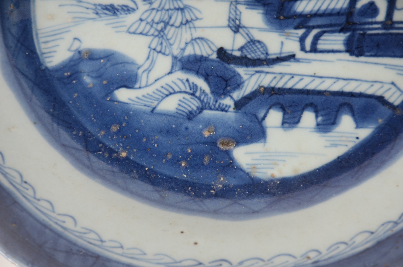 Seis antigos pratos de porcelana Macau em azul e branco decorados com... - foto 8 de 11