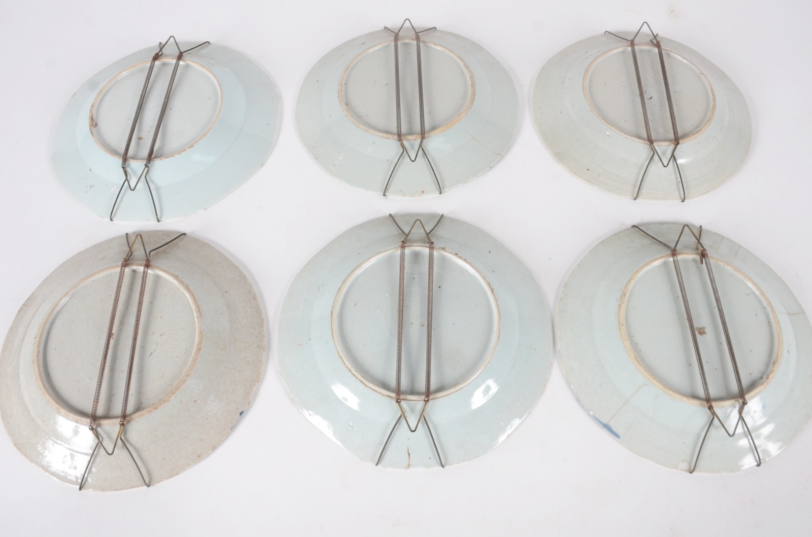 Seis antigos pratos de porcelana Macau em azul e branco decorados com... - foto 9 de 11