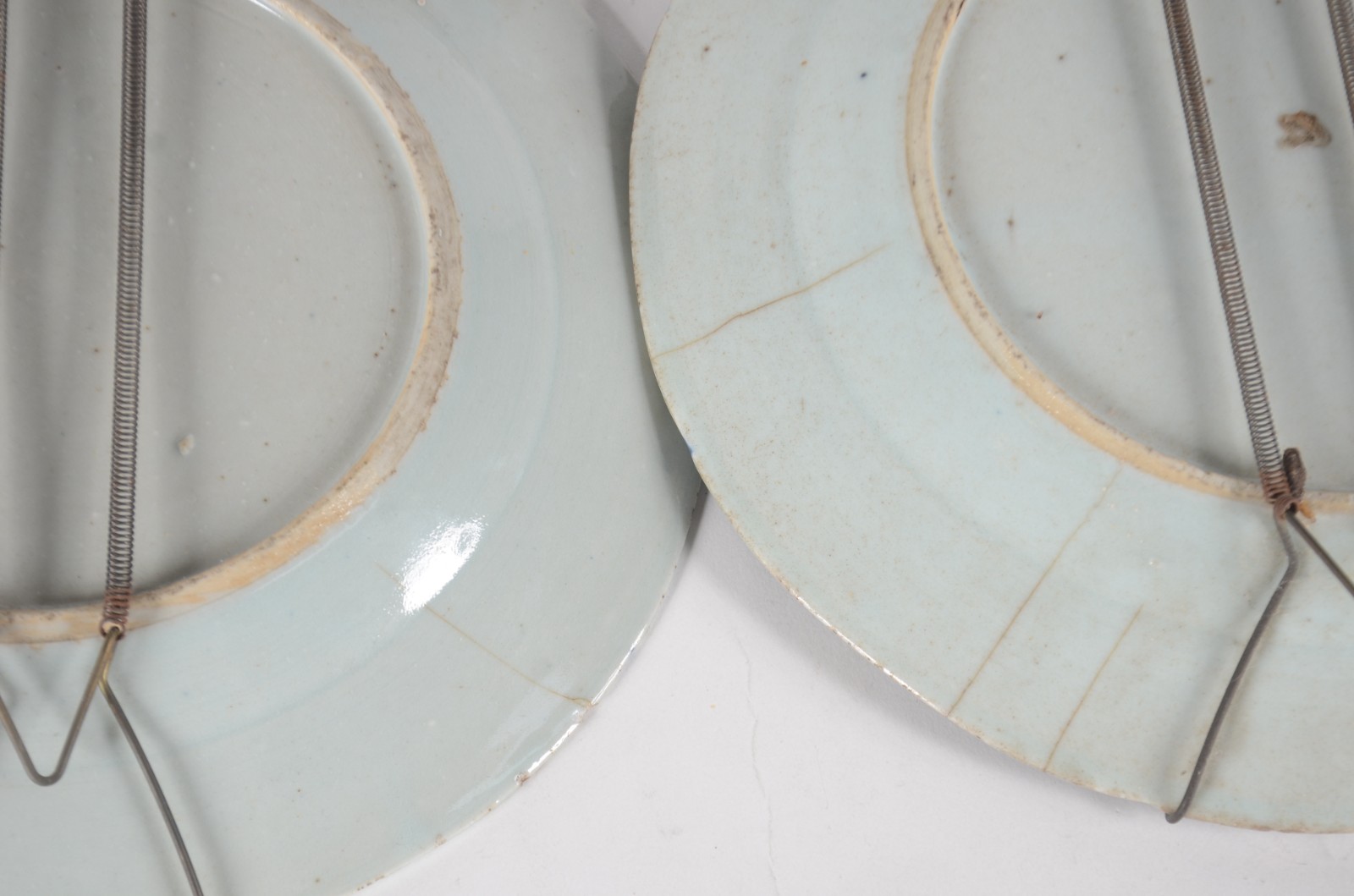 Seis antigos pratos de porcelana Macau em azul e branco decorados com... - foto 10 de 11