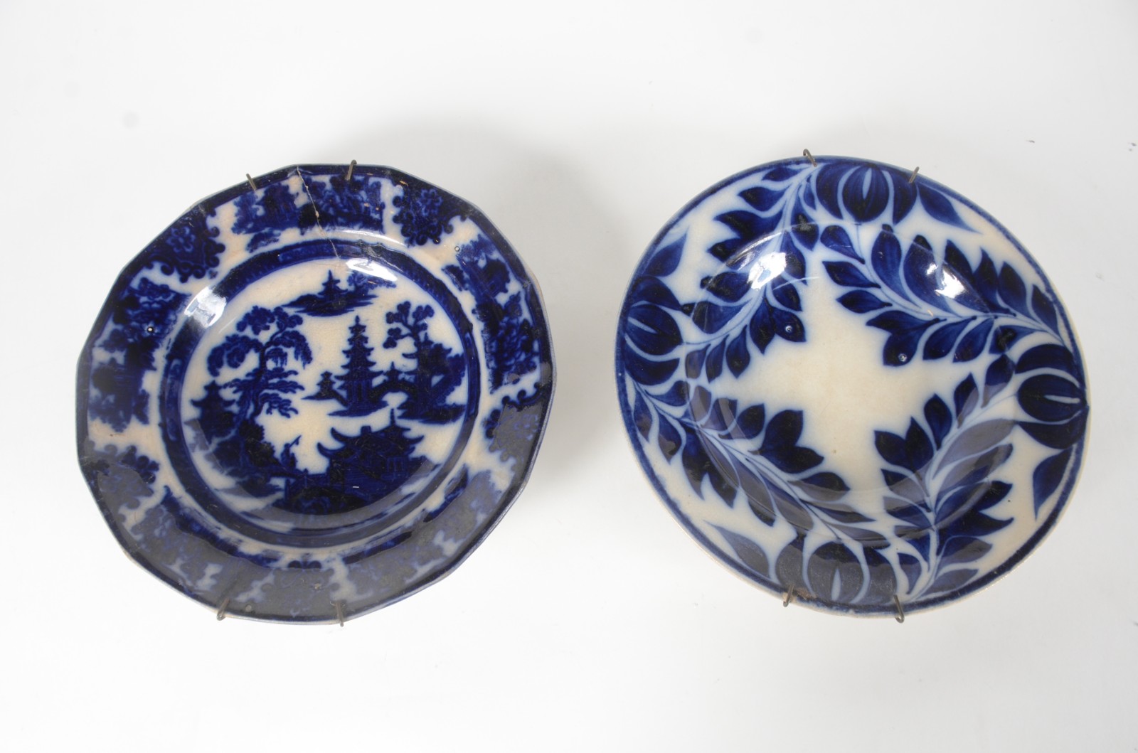 Dois pratos fundos de porcelana azul borrão, um decorado com pagodes... - foto 1 de 8