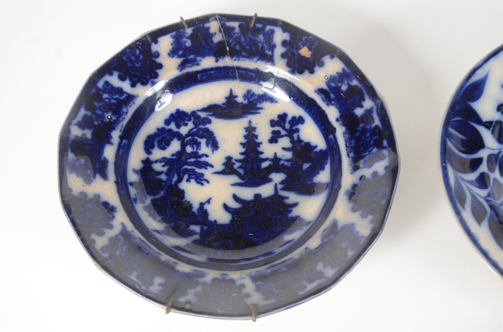 Dois pratos fundos de porcelana azul borrão, um decorado com pagodes... - foto 2 de 8