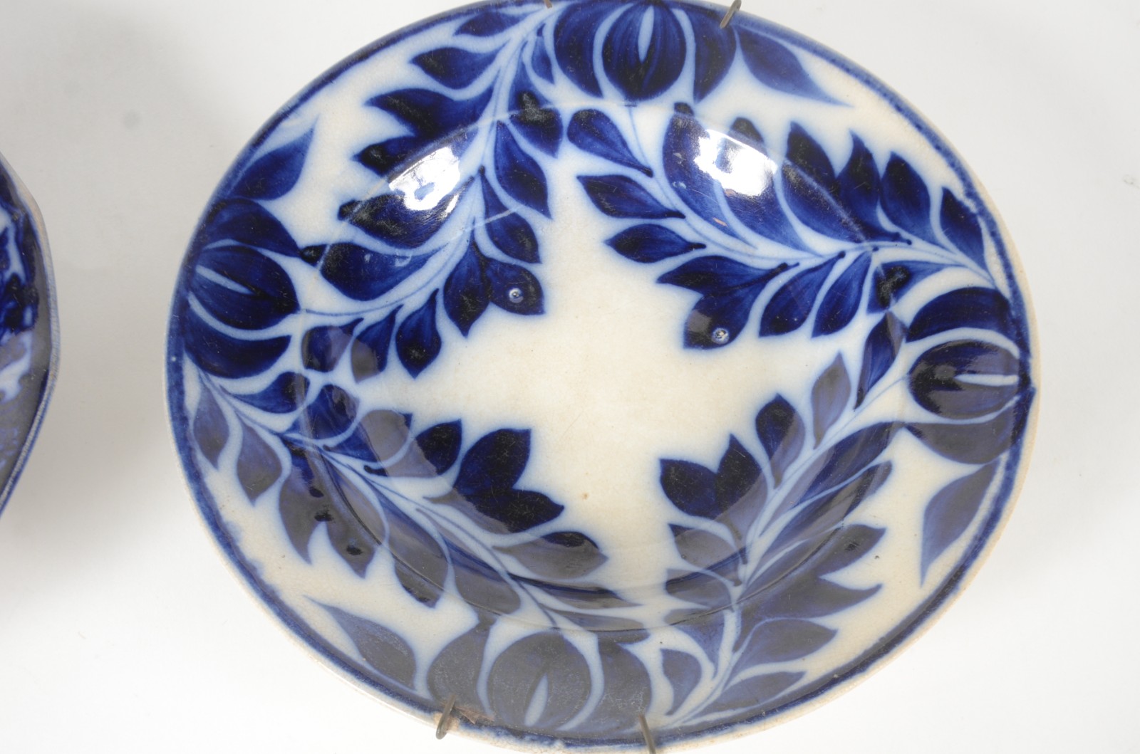 Dois pratos fundos de porcelana azul borrão, um decorado com pagodes... - foto 3 de 8