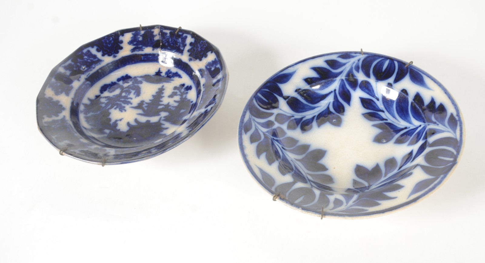 Dois pratos fundos de porcelana azul borrão, um decorado com pagodes... - foto 4 de 8