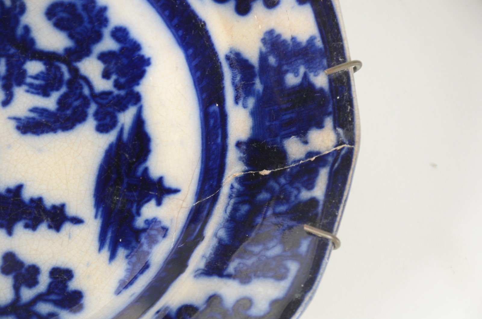 Dois pratos fundos de porcelana azul borrão, um decorado com pagodes... - foto 7 de 8