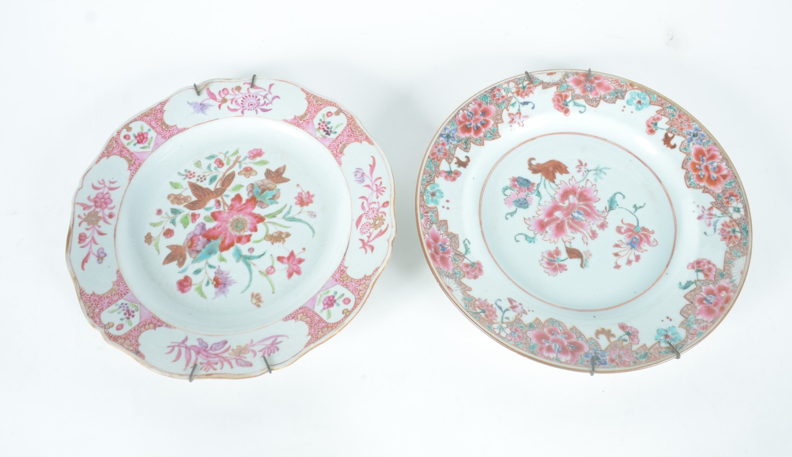 Dois antigos pratos de porcelana chinesa em policromia floral... - foto 1 de 6