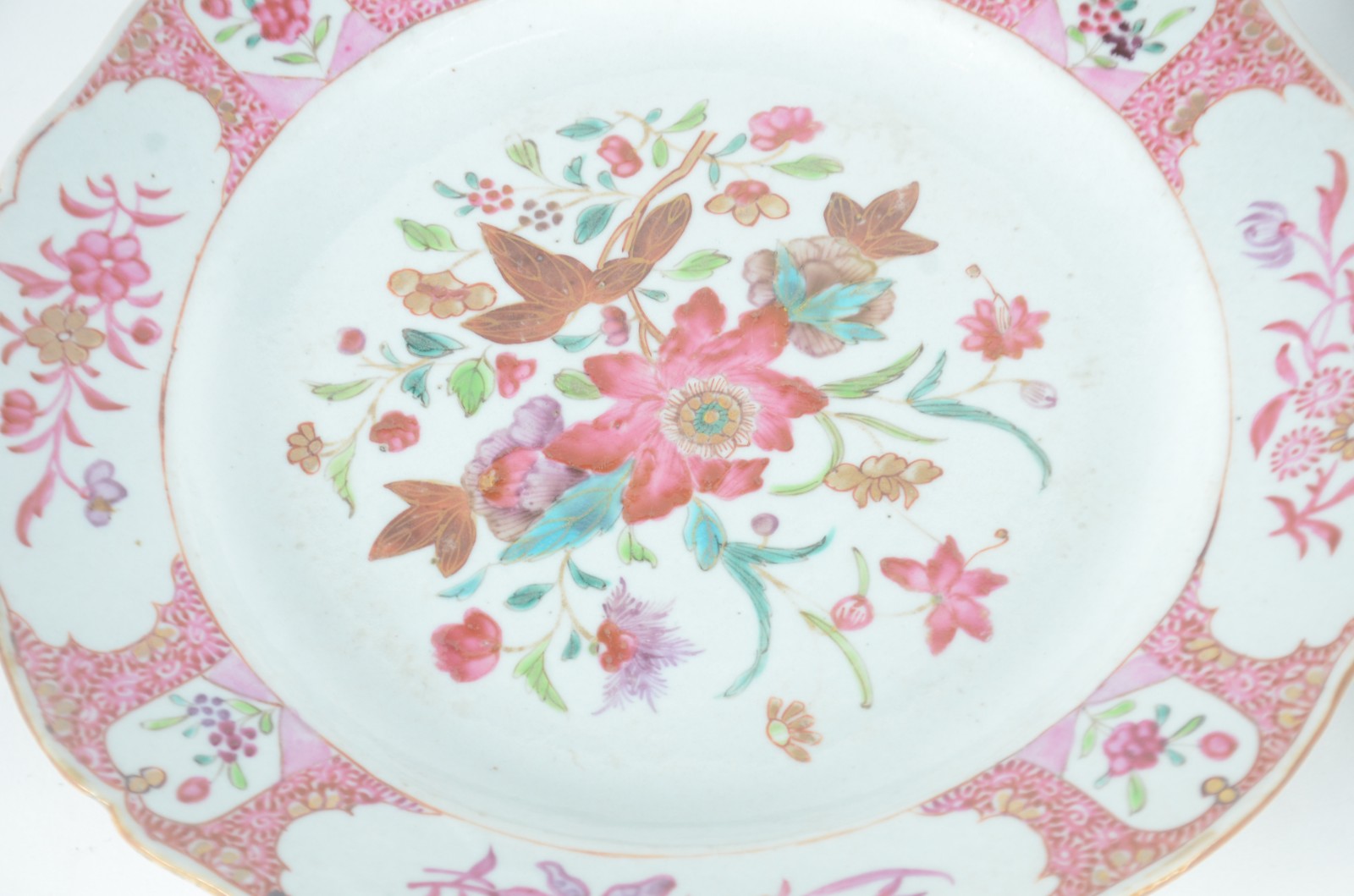 Dois antigos pratos de porcelana chinesa em policromia floral... - foto 2 de 6