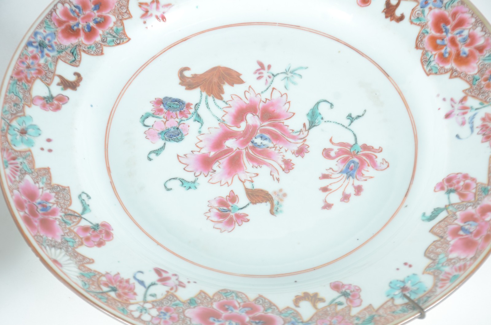 Dois antigos pratos de porcelana chinesa em policromia floral... - foto 3 de 6
