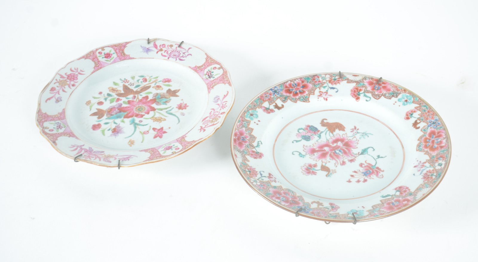 Dois antigos pratos de porcelana chinesa em policromia floral... - foto 4 de 6