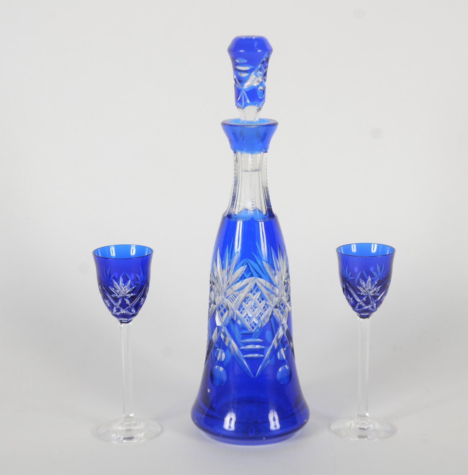 Conjunto de licoreira com 2 cálices de cristal doublé azul lapidado. - foto 1 de 9