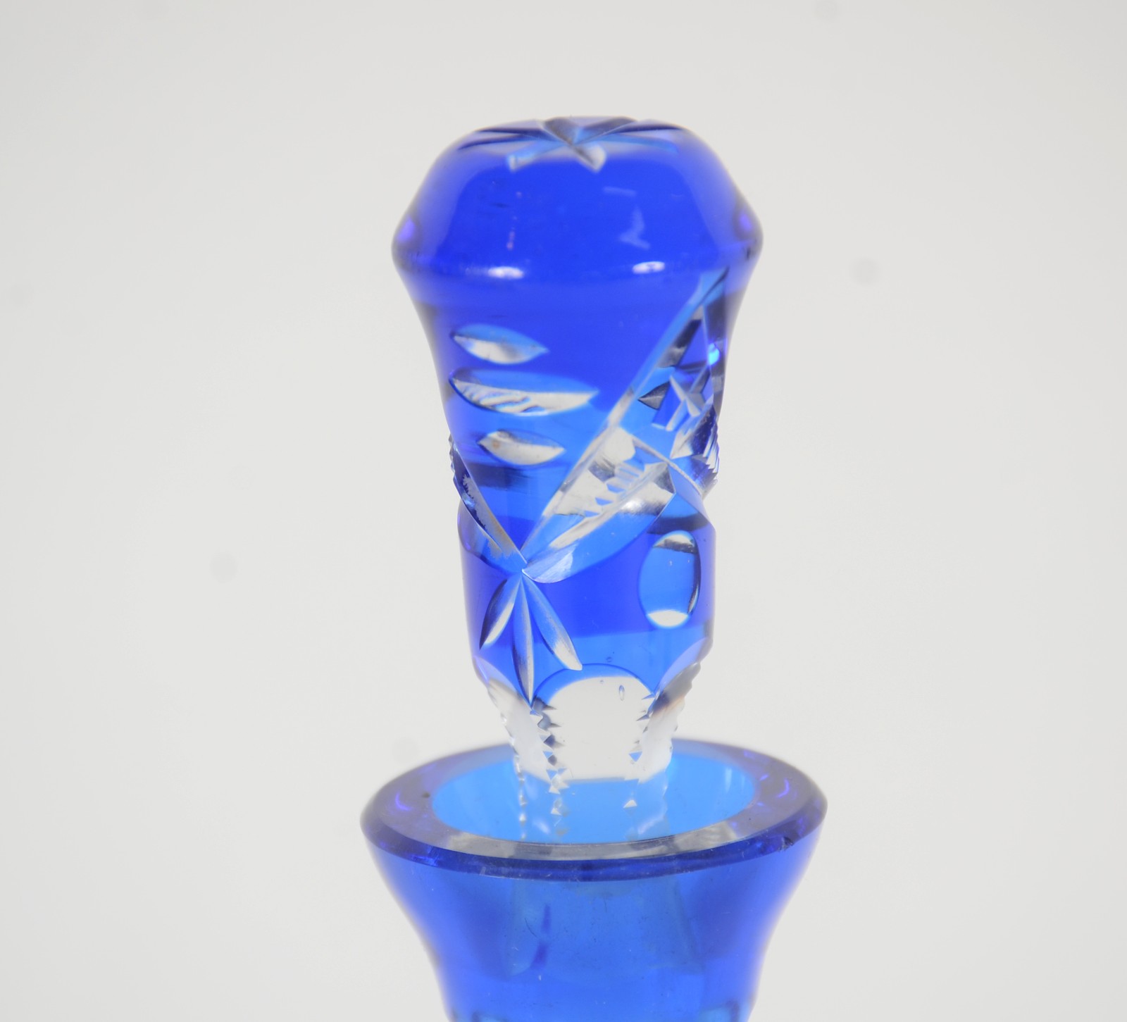 Conjunto de licoreira com 2 cálices de cristal doublé azul lapidado. - foto 3 de 9