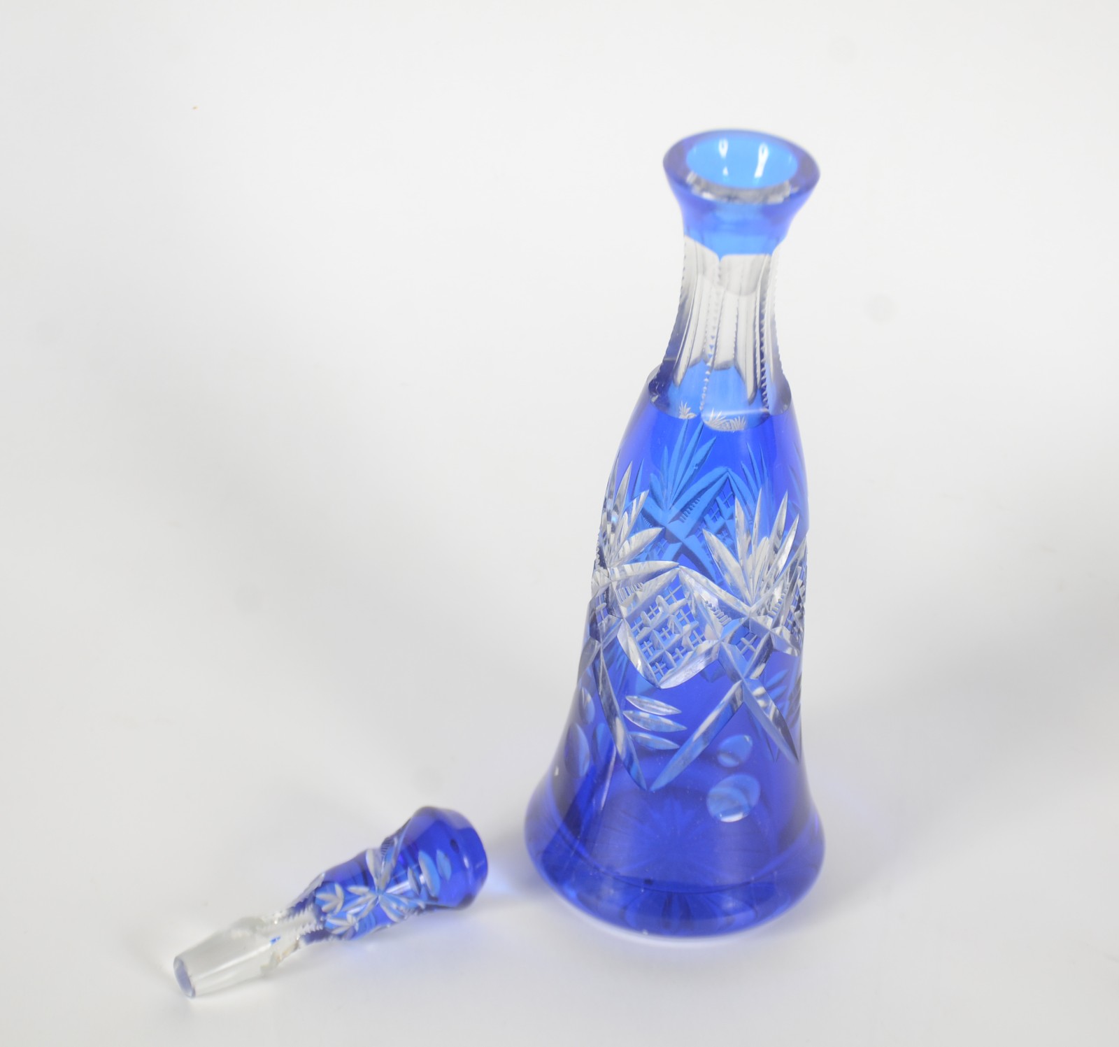 Conjunto de licoreira com 2 cálices de cristal doublé azul lapidado. - foto 4 de 9