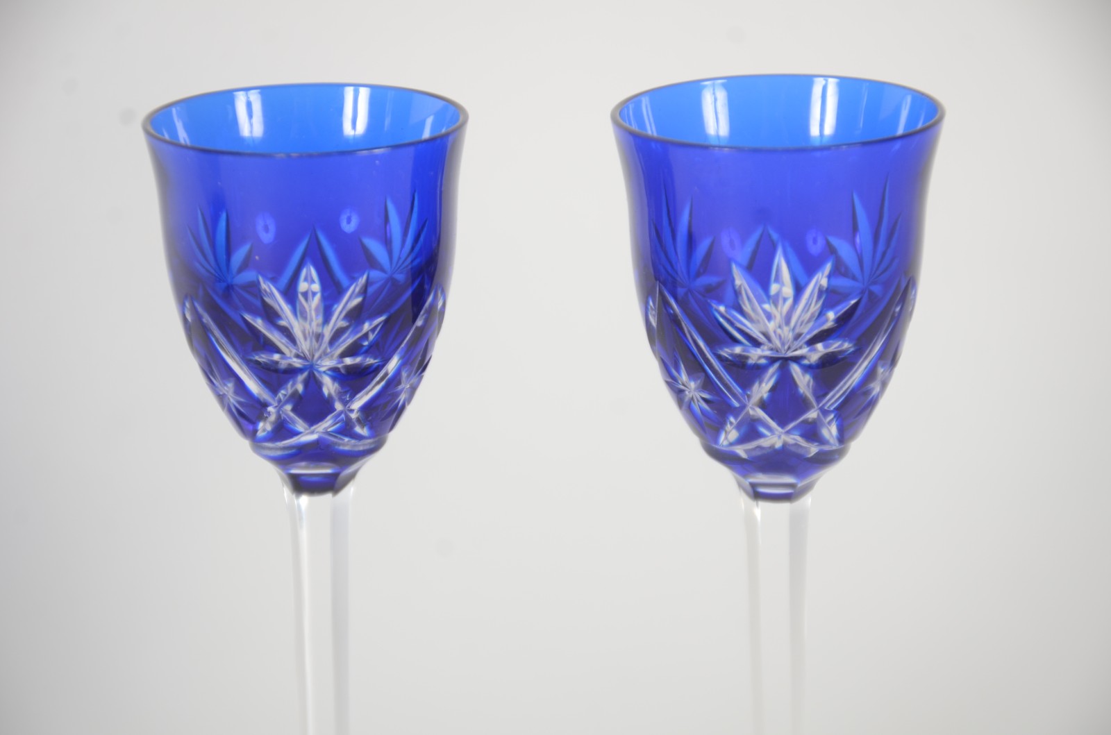 Conjunto de licoreira com 2 cálices de cristal doublé azul lapidado. - foto 6 de 9