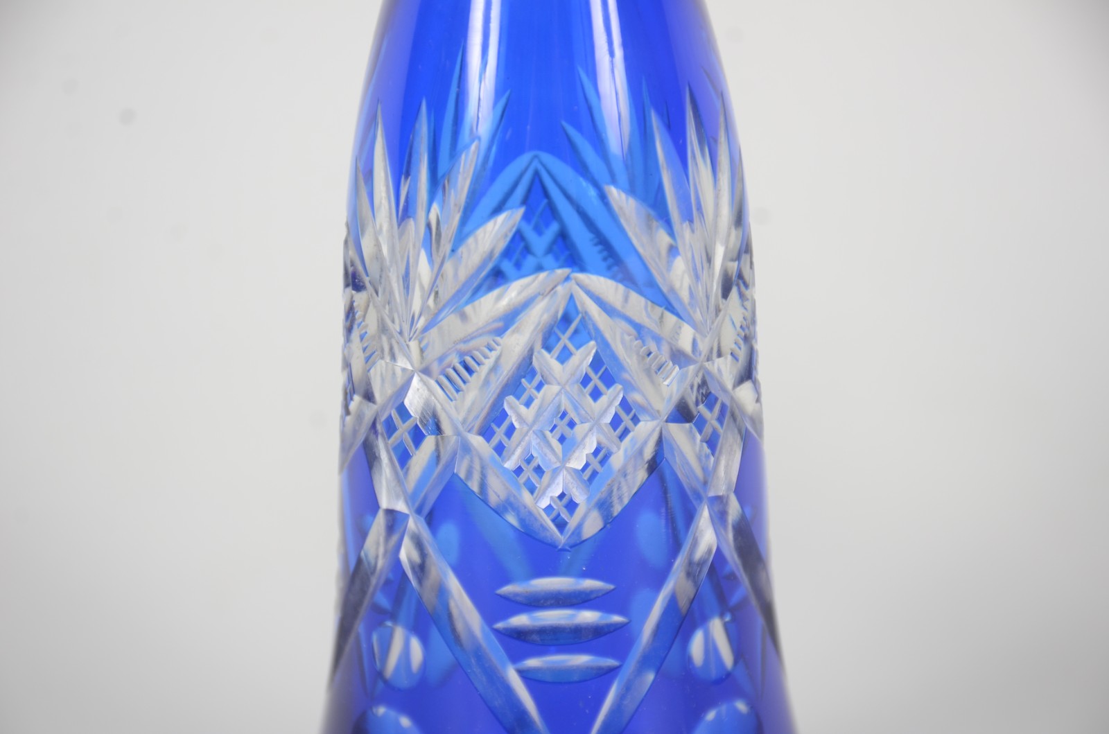 Conjunto de licoreira com 2 cálices de cristal doublé azul lapidado. - foto 7 de 9