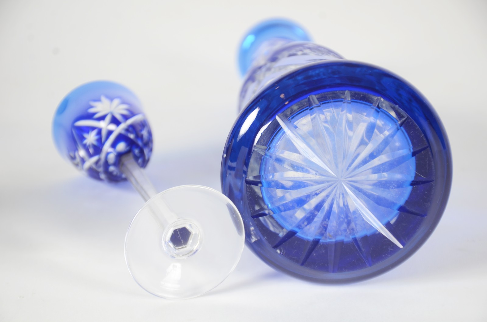 Conjunto de licoreira com 2 cálices de cristal doublé azul lapidado. - foto 9 de 9