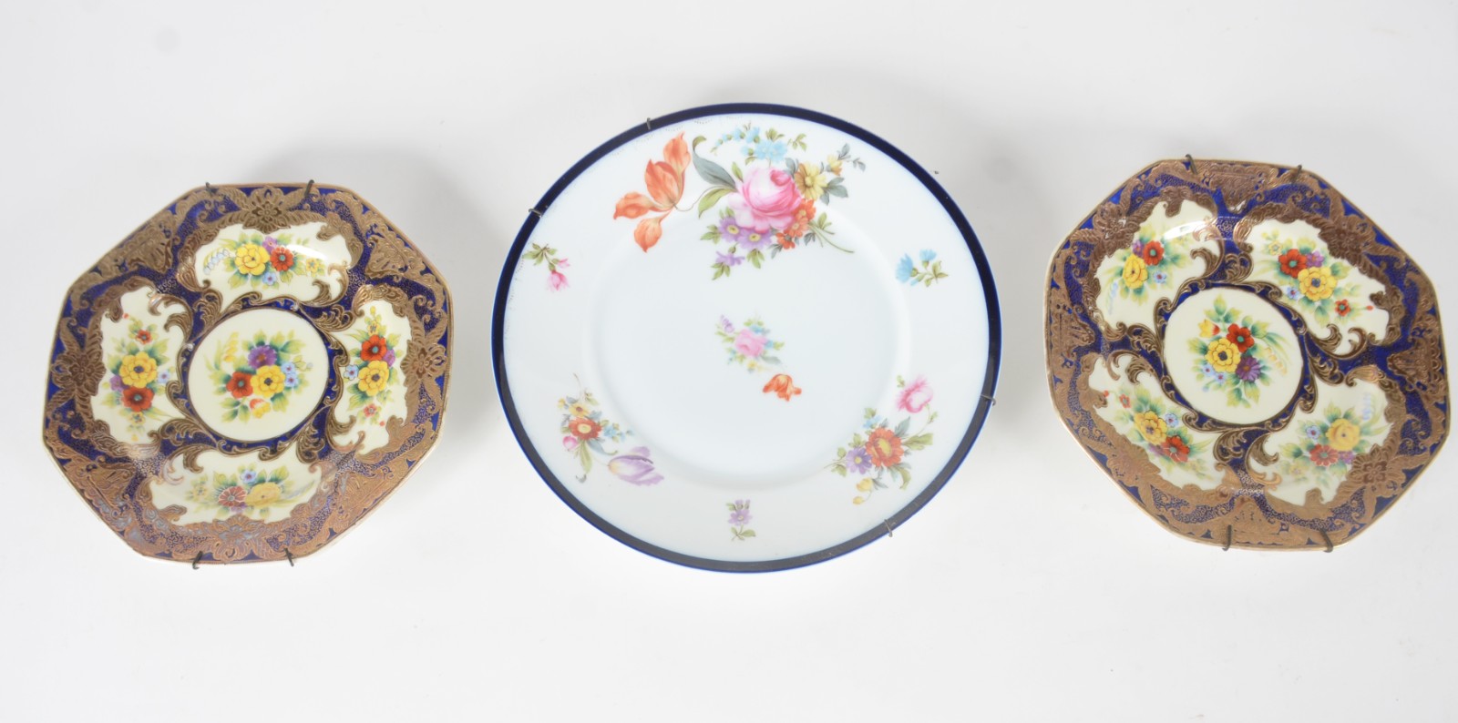 Três pratos europeus de porcelana, sendo um Rosenthal com flores em... - foto 1 de 8