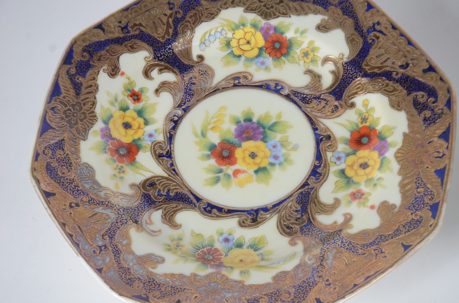 Três pratos europeus de porcelana, sendo um Rosenthal com flores em... - foto 3 de 8