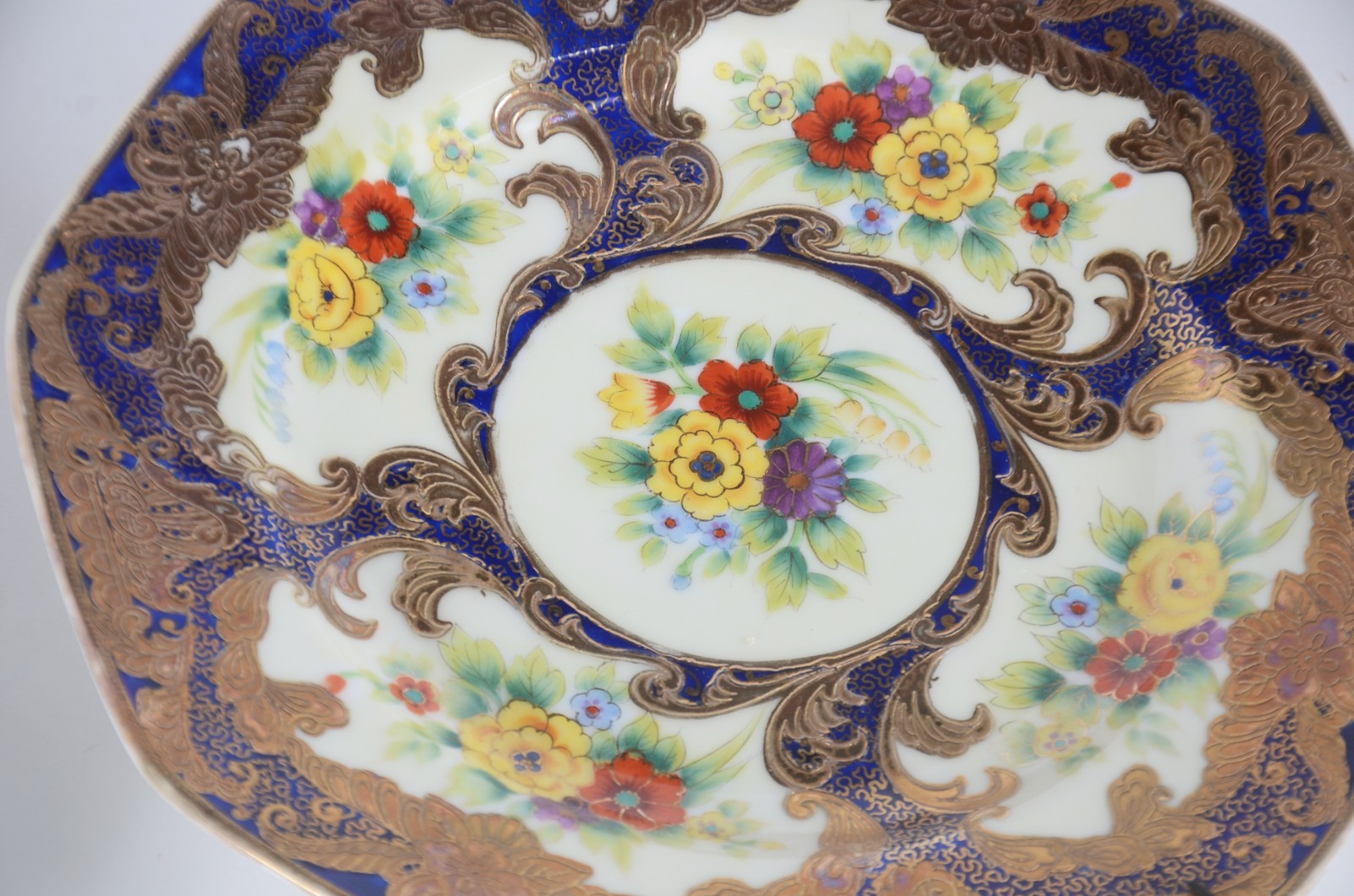Três pratos europeus de porcelana, sendo um Rosenthal com flores em... - foto 4 de 8
