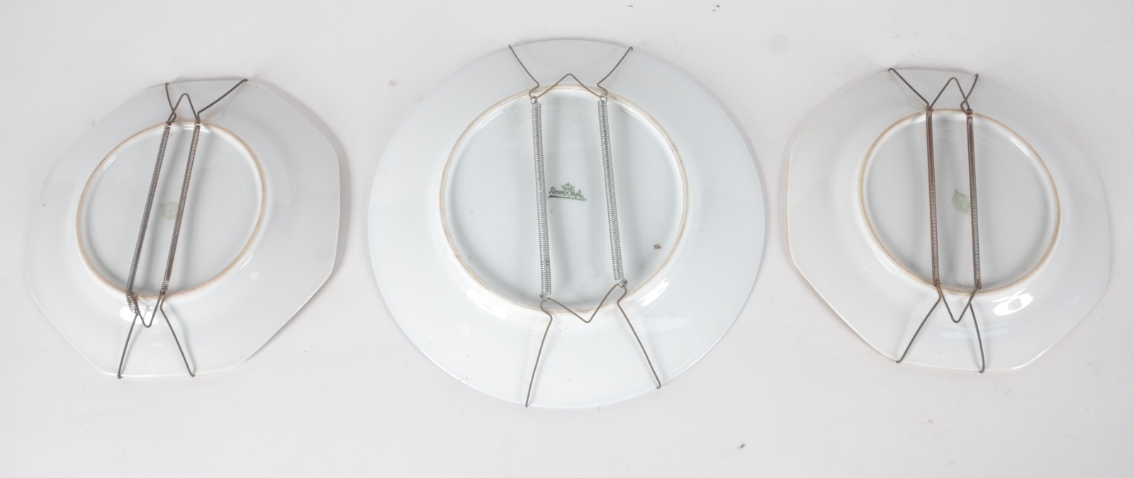 Três pratos europeus de porcelana, sendo um Rosenthal com flores em... - foto 8 de 8