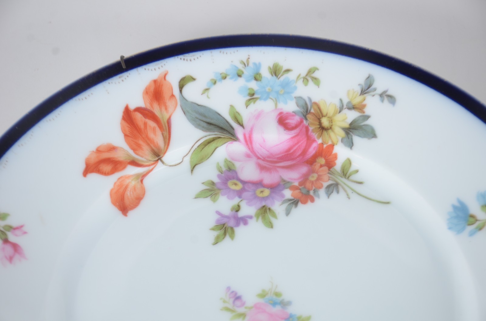 Três pratos europeus de porcelana, sendo um Rosenthal com flores em... - foto 2 de 8