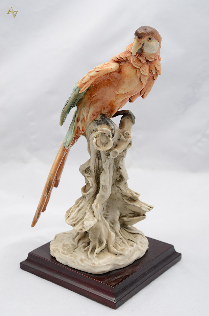 Escultura em porcelana CAPODIMONTE anos 50/60 representando arara...