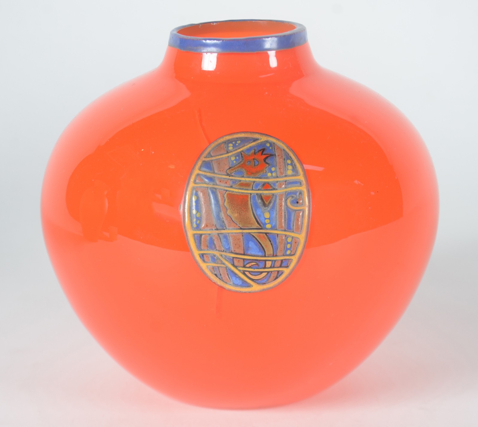Dois vasos de vidro, sendo um laranja mesclado e outro laranja com... - foto 6 de 11