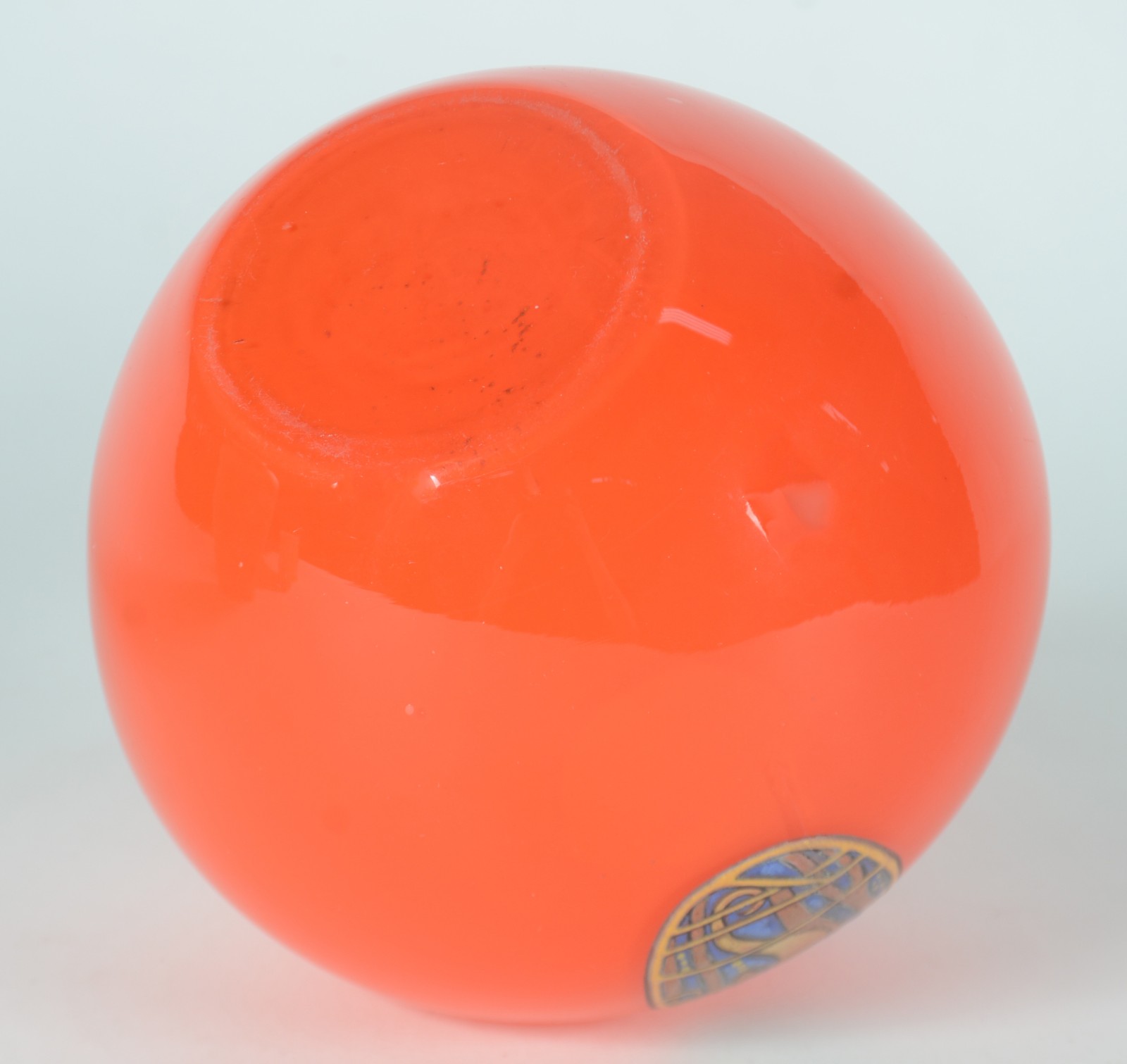 Dois vasos de vidro, sendo um laranja mesclado e outro laranja com... - foto 7 de 11