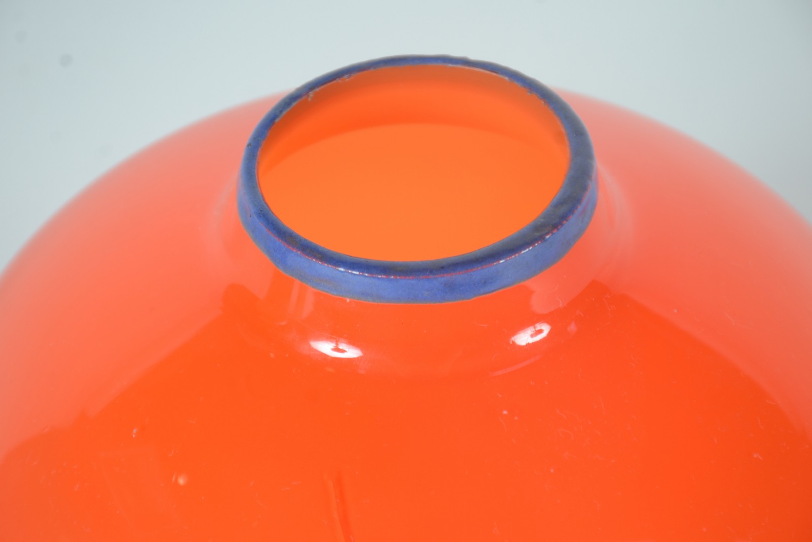 Dois vasos de vidro, sendo um laranja mesclado e outro laranja com... - foto 8 de 11