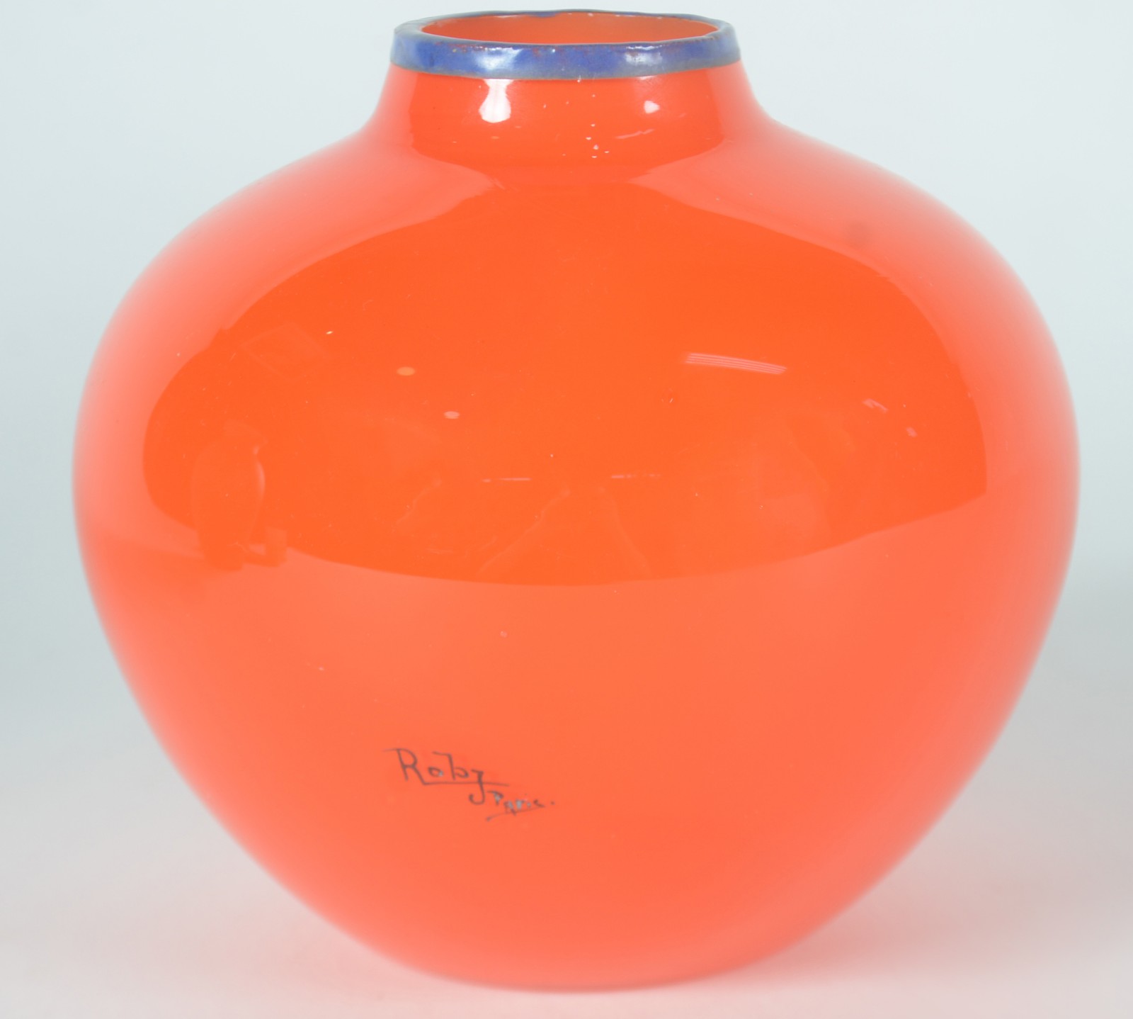 Dois vasos de vidro, sendo um laranja mesclado e outro laranja com... - foto 9 de 11