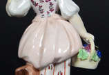 Estatueta de porcelana alemã  representando  fi... - Estatueta de porcelana alemã  representando  figura feminina
