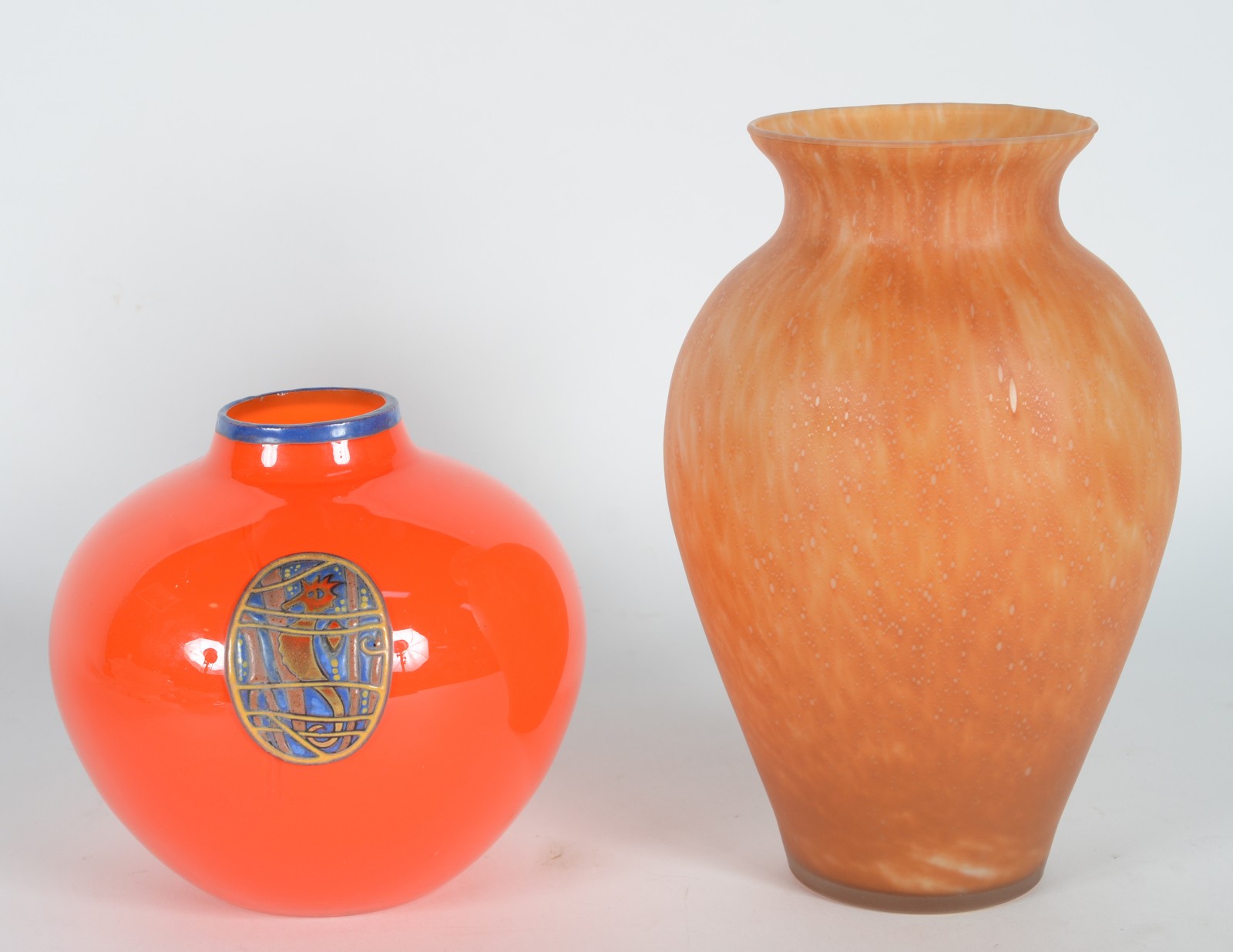 Dois vasos de vidro, sendo um laranja mesclado e outro laranja com... - foto 1 de 11