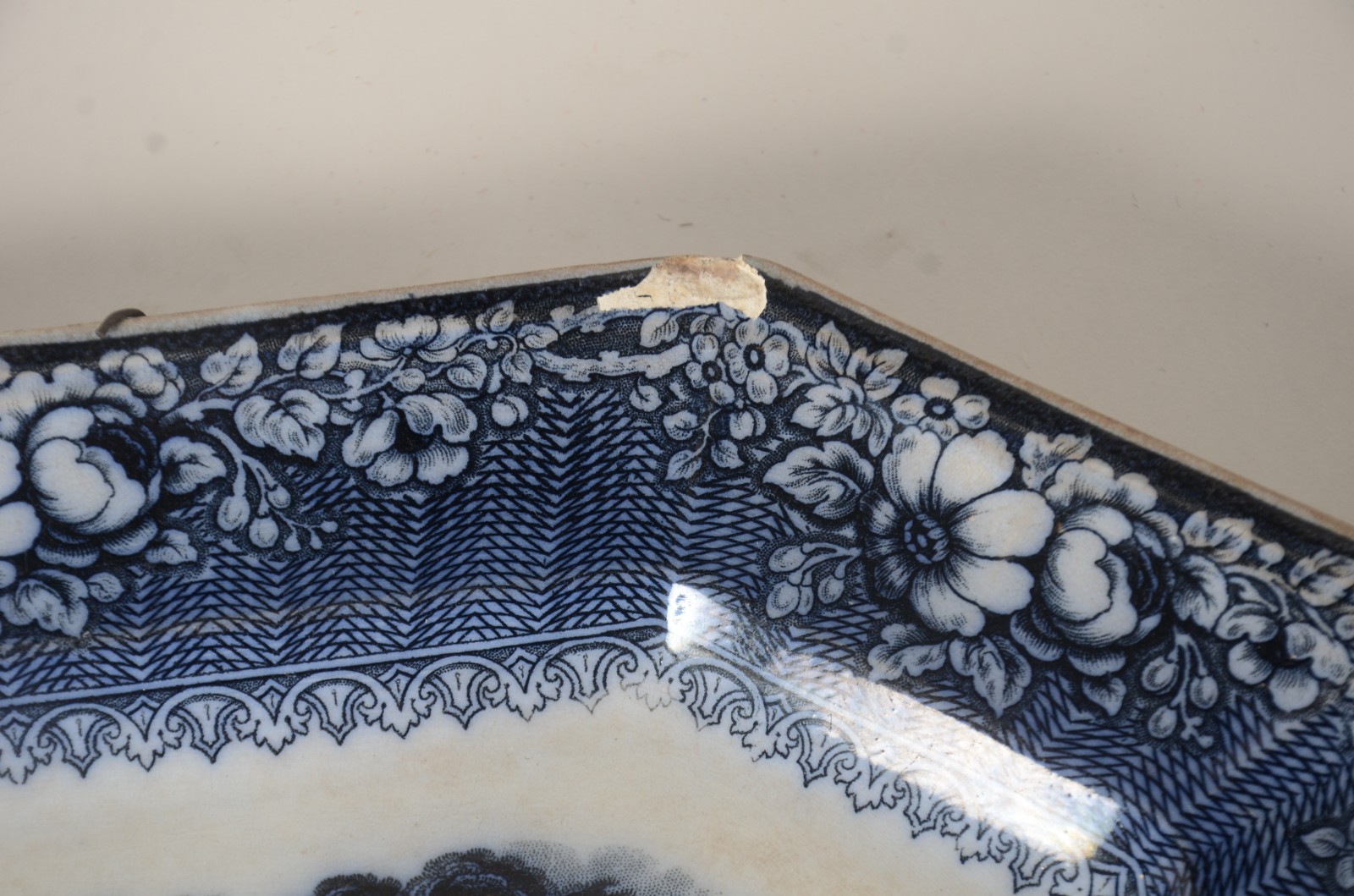 Duas travessas de faiança azul borrão, feitios oitavados. Uma delas... - foto 10 de 11