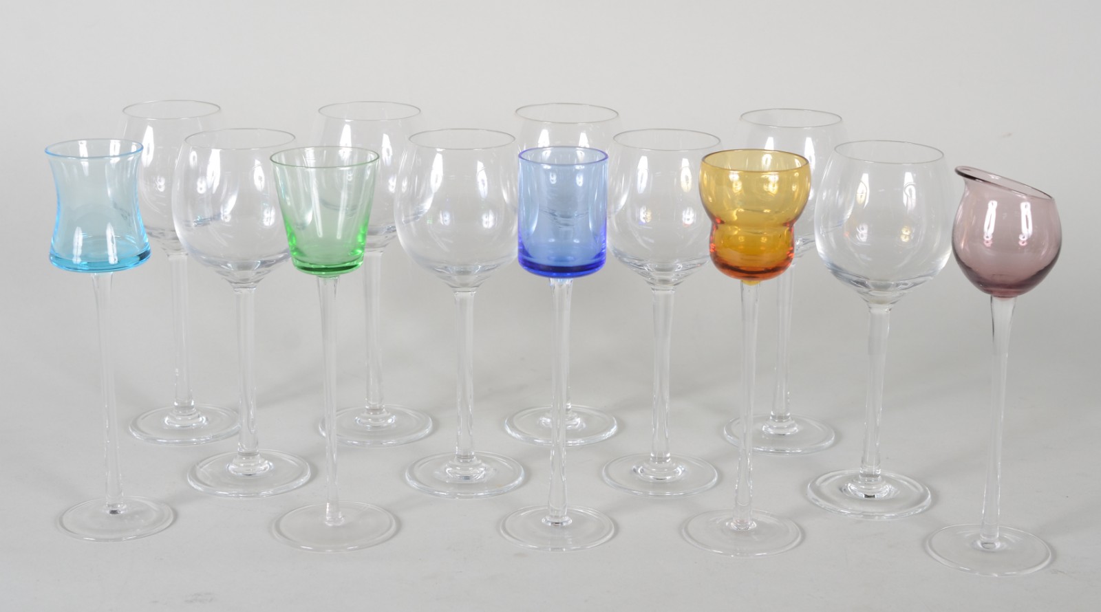 Diversos cálices de cristal, sendo: 8 para vinho do Porto e 5... - foto 1 de 4