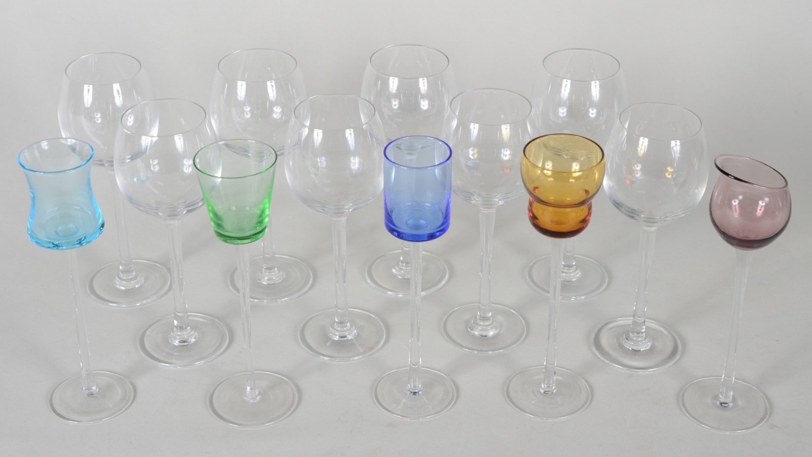 Diversos cálices de cristal, sendo: 8 para vinho do Porto e 5... - foto 2 de 4