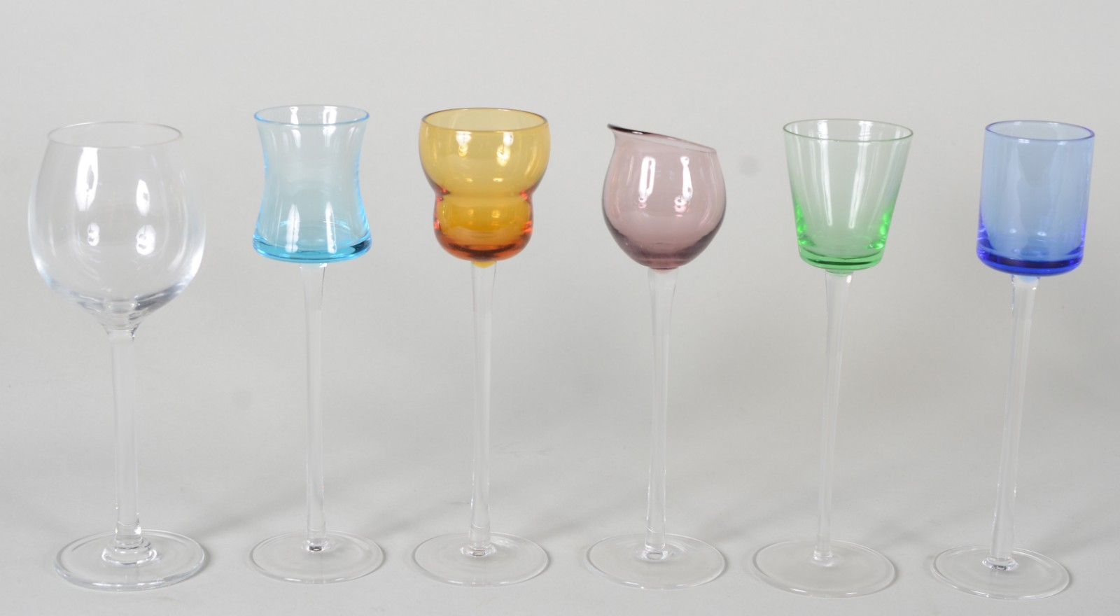 Diversos cálices de cristal, sendo: 8 para vinho do Porto e 5... - foto 3 de 4