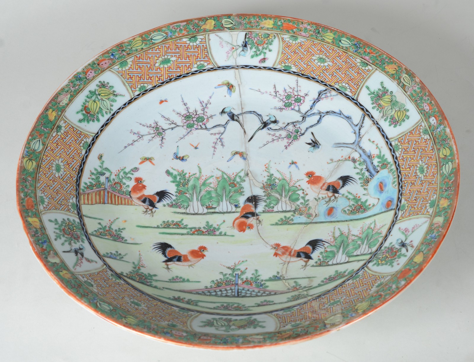 Medalhão de antiga porcelana chinesa decorado comalos e vegetação em... - foto 1 de 7