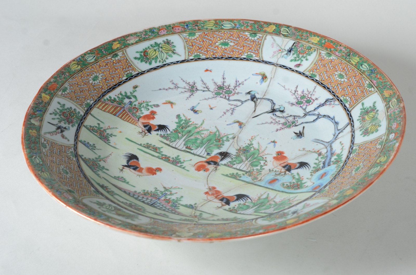 Medalhão de antiga porcelana chinesa decorado comalos e vegetação em... - foto 2 de 7