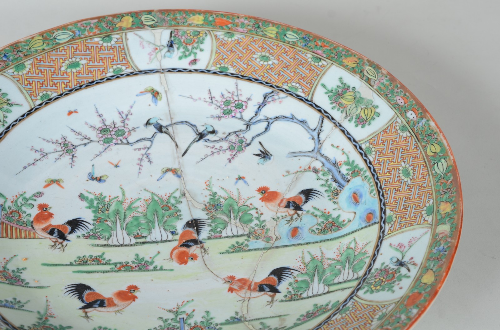 Medalhão de antiga porcelana chinesa decorado comalos e vegetação em... - foto 3 de 7