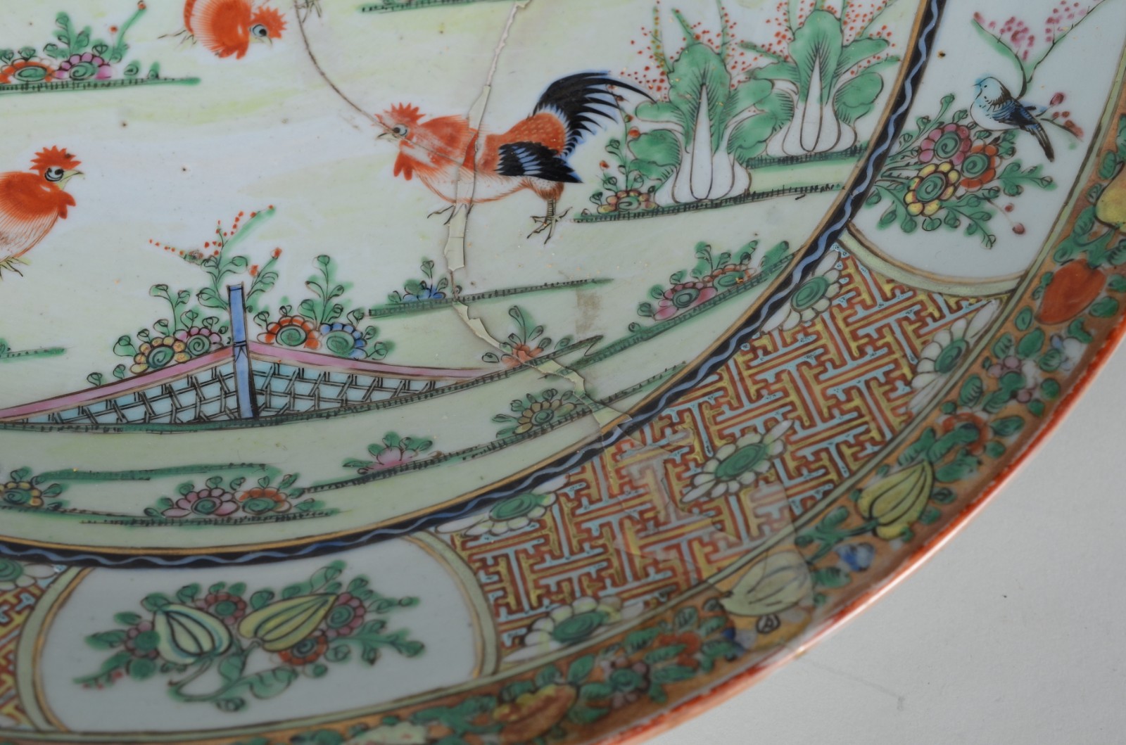 Medalhão de antiga porcelana chinesa decorado comalos e vegetação em... - foto 4 de 7