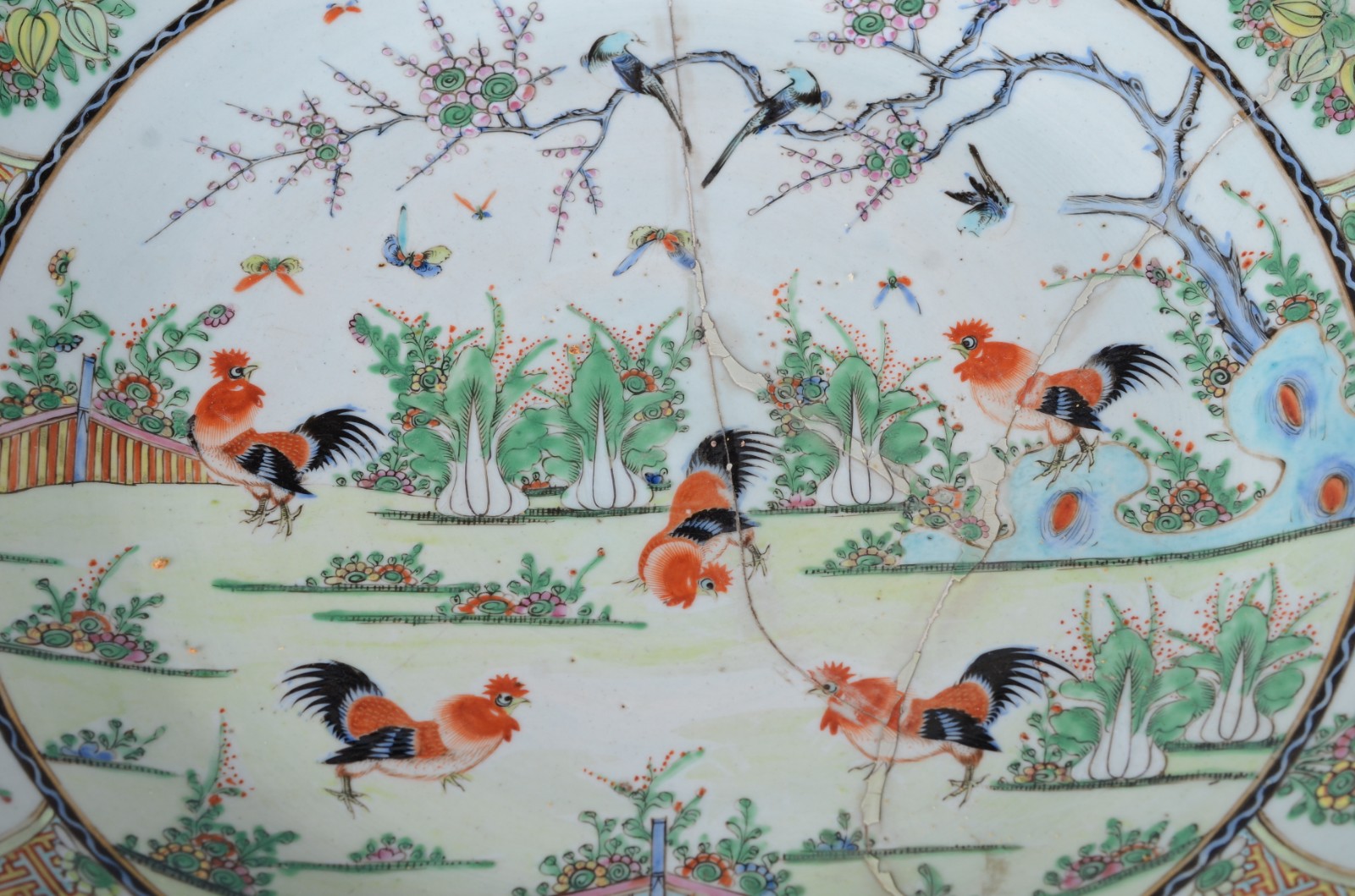 Medalhão de antiga porcelana chinesa decorado comalos e vegetação em... - foto 5 de 7