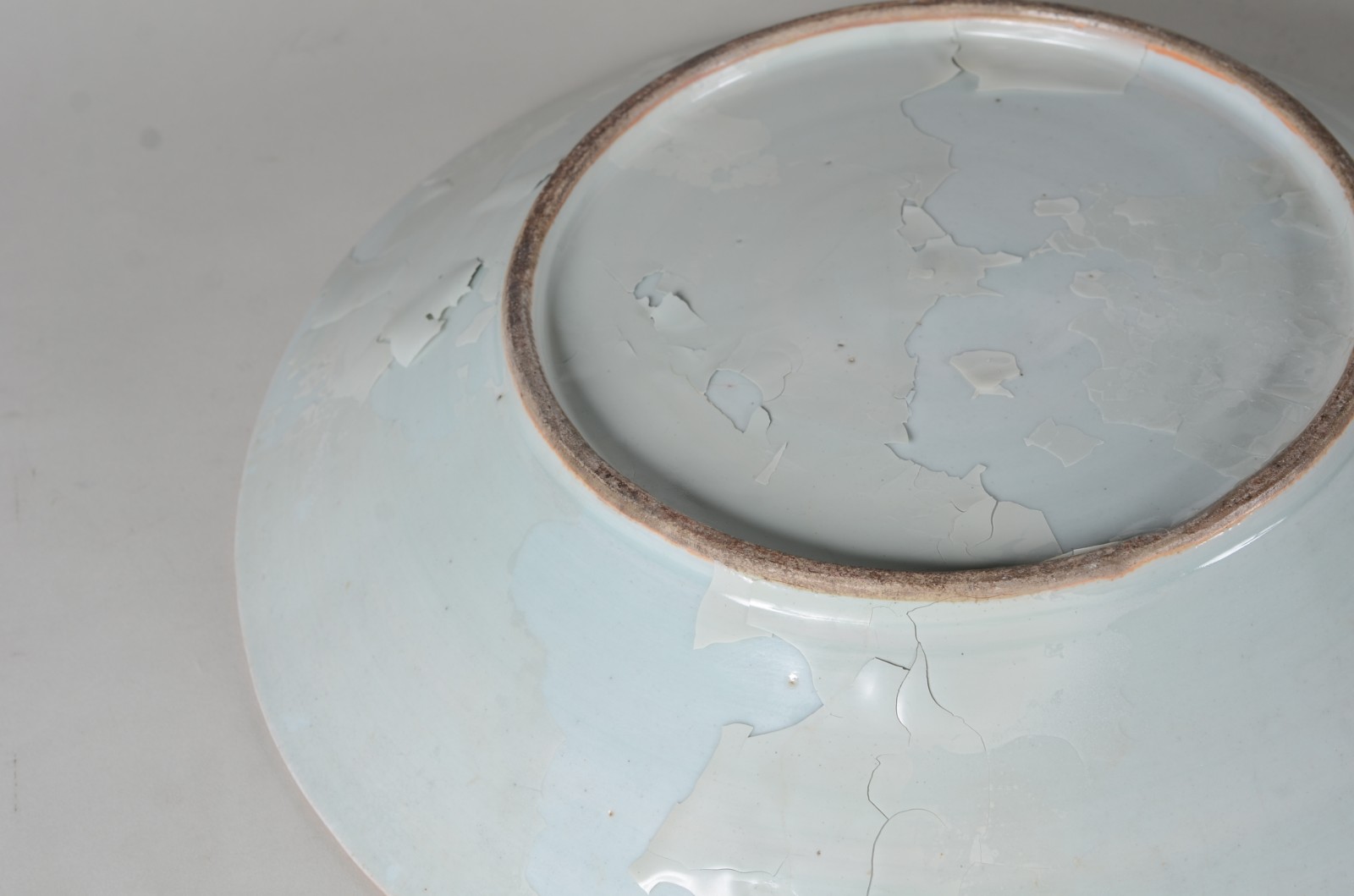 Medalhão de antiga porcelana chinesa decorado comalos e vegetação em... - foto 7 de 7