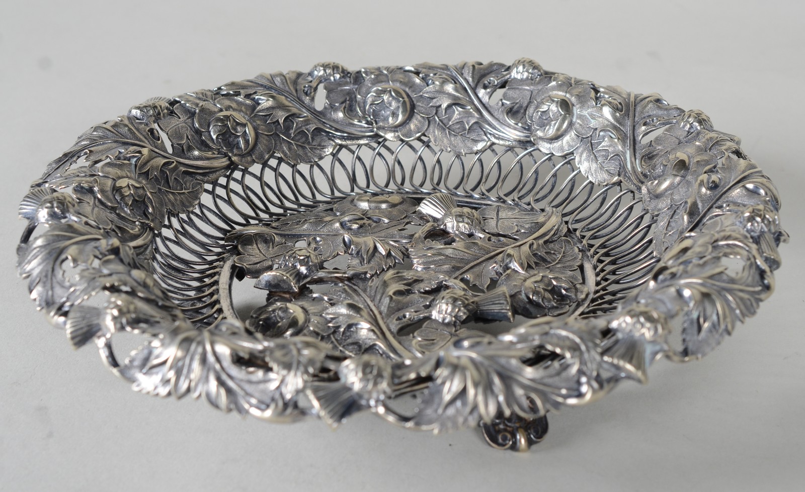 Cesta de metal prateado com flores e folhas em relevo, hastes vazadas. - foto 2 de 8
