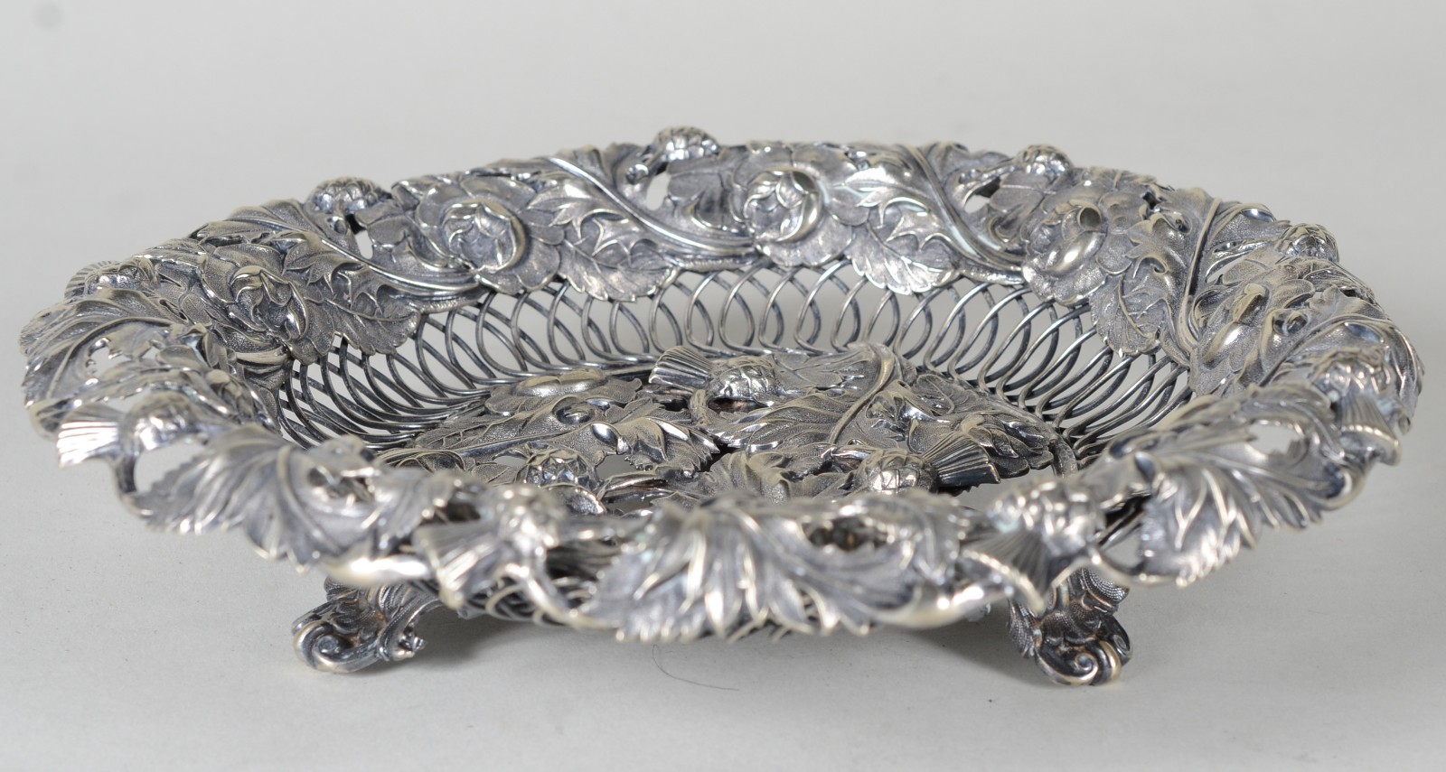 Cesta de metal prateado com flores e folhas em relevo, hastes vazadas. - foto 3 de 8