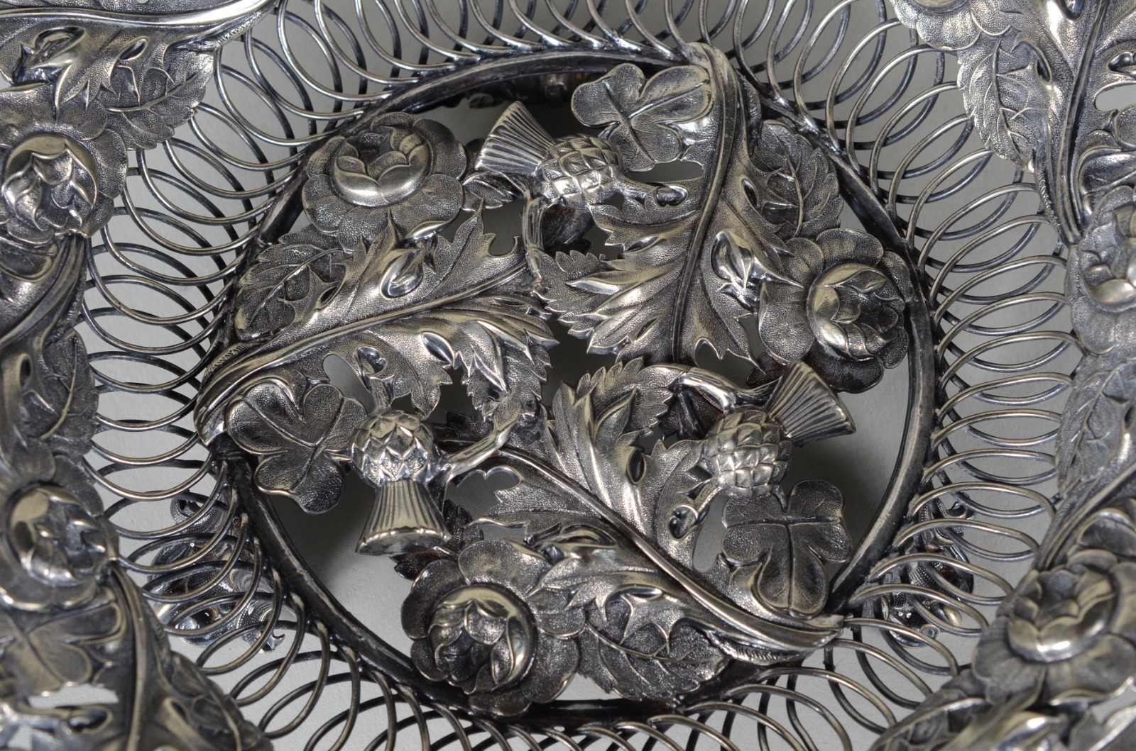 Cesta de metal prateado com flores e folhas em relevo, hastes vazadas. - foto 4 de 8