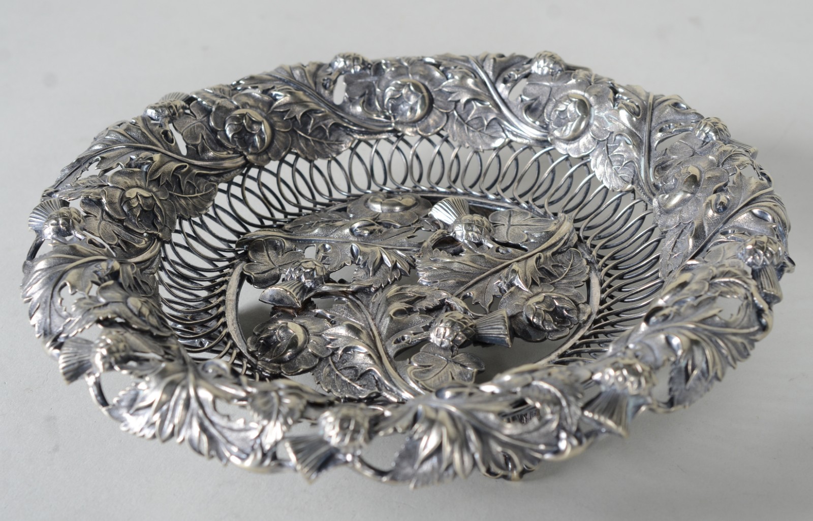 Cesta de metal prateado com flores e folhas em relevo, hastes vazadas. - foto 5 de 8