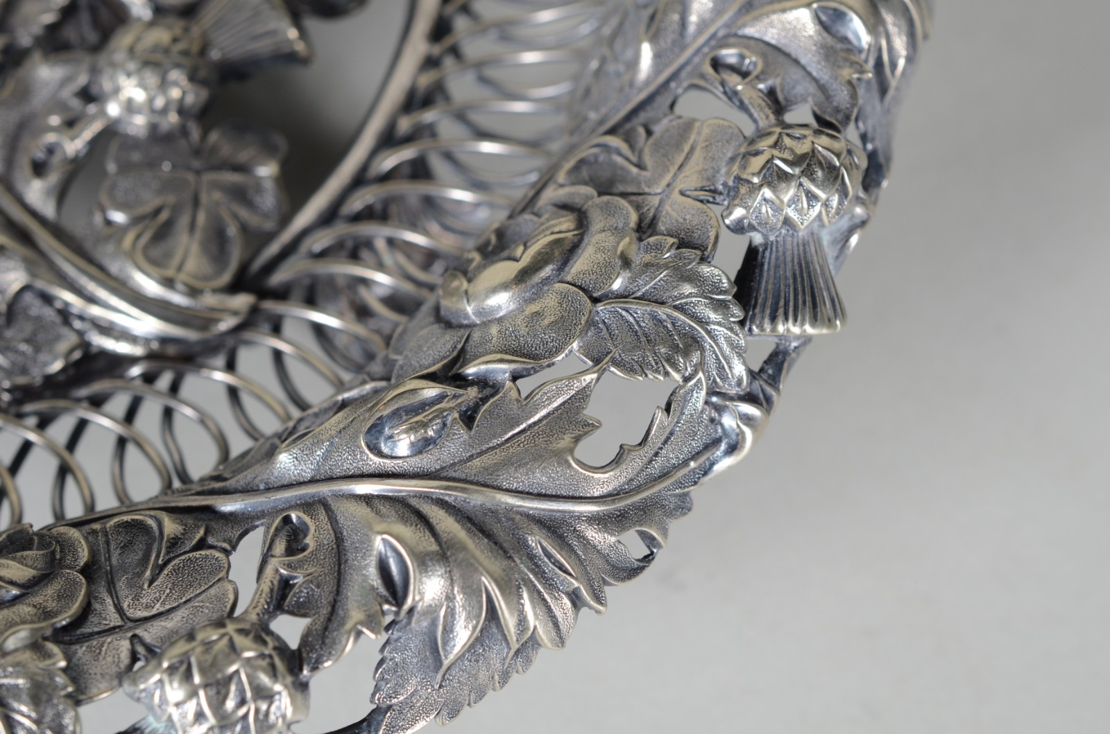 Cesta de metal prateado com flores e folhas em relevo, hastes vazadas. - foto 6 de 8