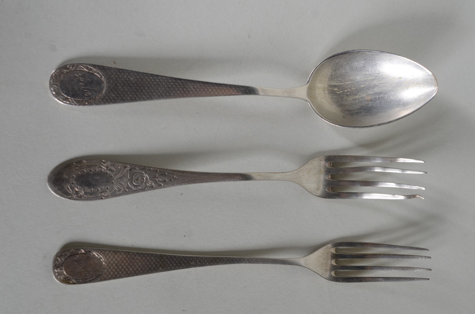 Diversas peças de prata de lei, sendo: Dois garfinhos e uma colher de... - foto 6 de 11